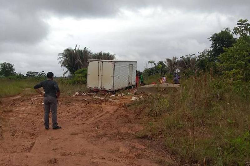 Mais um caminhão que transportava latinhas de cerveja de forma irregular foi interceptado por servidores da Secretaria da Fazenda do Pará (Sefa). Assim como ocorreu no último domingo (11), quando a Sefa apreendeu 18 mil latas de cervejas sem nota fiscal, profissionais da Coordenação de Mercadorias em Trânsito de Marabá, sudeste paraense, apreenderam, nesta quarta-feira (14), um veículo com 4.263 pacotes (foto), num total de 51.156 latas de cerveja, sem documento fiscal. O caminhão foi localizado, atolado, num ramal da Rodovia BR 230, a Transamazônica.
FOTO: ASCOM SEFA
DATA: 14.03.2018
MARABÁ - PARÁ <div class='credito_fotos'>Foto: Ascom Sefa | <a href='/midias/2018/originais/3bcbb53f-a28a-4a7f-8989-04afca732acf.jpg' download><i class='fa-solid fa-download'></i> Download</a></div>