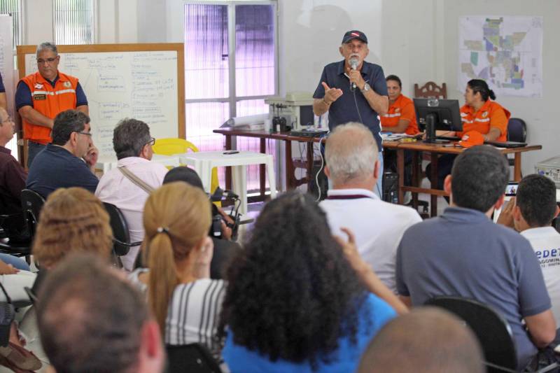 O Governador do Pará, Simão Jatene (foto), esteve durante esta sexta-feira (13) no município de Paragominas. Além de visitar as áreas afetadas pela enxurrada que ocorreu na madrugada da quinta-feira (12), ele conversou com moradores atingidos, reuniu com autoridades municipais, secretários de estado, com o Corpo de Bombeiros e a Defesa Civil para traçar as metas e ações a serem cumpridas para restabelecer a normalidade na cidade. A forte enxurrada, que durou toda a madrugada, alagou cerca de 40% da cidade e atingiu 350 famílias. Até o momento, 13 locais foram adequados para funcionar como abrigo, entre escolas, associações, ginásios, entre outros, para receber desabrigados e desalojados.

FOTO: SIDNEY OLIVEIRA / AG. PARÁ
DATA: 13.04.2018
PARAGOMINAS - PARÁ <div class='credito_fotos'>Foto: Sidney Oliveira/Ag. Pará   |   <a href='/midias/2018/originais/3bcf49d6-5722-48fe-9bda-56cf45a5f7e8.jpg' download><i class='fa-solid fa-download'></i> Download</a></div>