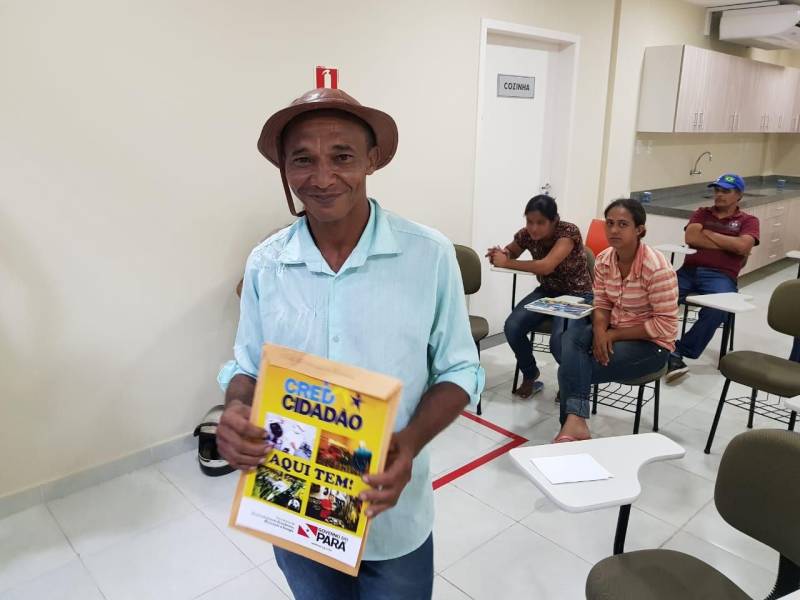 Dona Neli da Silva Lopes, de 59 anos, estava ainda mais sorridente nesta sexta-feira, no Centro de Convenções de Marabá. Tanta alegria tinha um motivo todo especial, a vendedora de açaí do bairro Liberdade, em Marabá, ela recebeu das mãos do Governador Simão Jatene, o cheque do microcrédito do Programa Cred Cidadão. “Nosso lucro é pouco, não dava para ampliar nosso pontinho, com esse dinheiro, quero comprar freezer para fazer sorvete de açaí. Eu fiquei muito feliz, se a gente pagar direitinho, depois já posso tentar outro credito, com certeza vou melhorar minha venda. Esse governador maravilhoso trouxe isso para nós, que Deus abençoe a saúde dele para que possa olhar mais para os necessitados”, enfatizou. Outro que vai ampliar a venda de açaí, só que dessa vez na Zona Rural de Marabá, na Vila Sororó, é seu Valdenor Borges de Oliveira (foto), de 49 anos, com o microcrédito ele pretende comprar um freezer e mais açaí. "Fiquei muito satisfeito. Trabalho há 12 anos com açaí e nunca tinha tido uma oportunidade como essa”, destacou o vendedor.
FOTO: KÉLIA SANTOS / CRGSP
DATA: 06.04.2018
MARABÁ - PARÁ <div class='credito_fotos'>Foto: Sidney Oliveira/Ag. Pará | <a href='/midias/2018/originais/3bd273e5-15b5-45b2-9bf3-cf8650693abb.jpg' download><i class='fa-solid fa-download'></i> Download</a></div>