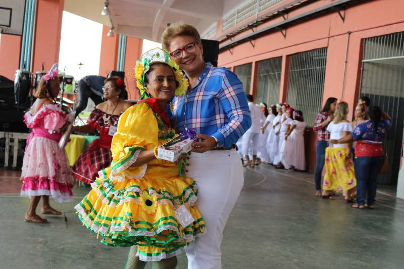 Cerca de 400 idosos, trajando as vestes típicas da época junina, participaram do 19º “Arraiá”, que integra o Projeto Vida Ativa na Terceira Idade, nesta terça-feira (26), no Estádio Olímpico do Pará, o Mangueirão, em Belém. O momento mais esperado da festa foi o concurso de Miss Caipira 2018. Conceição Albuquerque (amarelo), com o traje “Miss Copa do Mundo”, foi a vencedora desta edição. A festa junina contou com apresentação de quadrilhas de entidades de assistência à pessoa idosa e muitas brincadeiras da quadra junina, além da cantora Suanny Batidão. Com a roupa nas cores verde e amarela, Conceição Albuquerque, candidata do núcleo do projeto que funciona na Tuna Luso Brasileira, apostou na junção do tema junino com a mais importante competição de futebol – a Copa do Mundo, na Rússia. A ganhadora participou ao lado de cinco candidatas e conquistou os jurados, que avaliaram coreografia, simpatia e traje. Emocionada, a vencedora recebeu a faixa das mãos de Marlene da Silva, a miss de 2017.
FOTO: ADRIANA PINTO / ASCOM SEEL
DATA: 26.06.2018
BELÉM - PARÁ <div class='credito_fotos'>Foto: ADRIANA PINTO / ASCOM SEEL | <a href='/midias/2018/originais/3bd87cc5-93e3-483e-b941-789f3f6a77ef.jpg' download><i class='fa-solid fa-download'></i> Download</a></div>