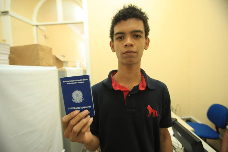 O estudante João Rabelo (foto), 18 anos, começou a semana nesta segunda-feira, 3, comemorando sua primeira carteira de trabalho. O documento foi tirado na sede da Secretaria de Justiça e Direitos Humanos. “Foi tudo muito rápido, agendei em uma sexta-feira e pouco mais de uma  semana depois ela está aqui. Agora é só mostrar para o meu patrão e iniciar minha carreira de trabalhador em uma pousada”, disse o jovem. A carteira de João foi uma das 7.922 carteiras de trabalho emitidas pela Sejudh neste ano de 2018. Cerca de 60% delas foram no interior do estado, em mais de 40 municípios visitados pela Sejudh. “ Nosso diferencial é esse. Somos o único órgão que vai até o cidadão no interior, proporcionando esse serviço”, disse  Eliandro Kogempa, diretor de Cidadania e Direitos Humanos da Sejudh. Há dois anos, as carteiras de trabalho passaram a ser informatizadas, com mais segurança ao cidadão e ao órgão emissor.  “O balanço que fazemos é positivo. Estamos com uma média de 30 agendamentos diários e entregamos a carteira de 3 a 4 dias úteis”, destacou Eliandro.

FOTO: THIAGO GOMES / AG. PARÁ
DATA: 03.12.2018
BELÉM - PARÁ <div class='credito_fotos'>Foto: Thiago Gomes /Ag. Pará   |   <a href='/midias/2018/originais/3bdab48c-81f2-4d1b-b470-46b99adb6589.jpg' download><i class='fa-solid fa-download'></i> Download</a></div>