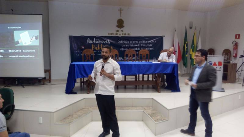 A participação de moradores de Marabá e outros municípios do entorno, no sudeste do Pará, foi expressiva na audiência pública (foto) sobre transporte de passageiros na mobilidade intermunicipal, a segunda promovida em julho pela Secretaria de Estado de Transportes (Setran). O encontro ocorreu na sede da Ordem dos Advogados do Brasil, Subseção Marabá, na noite de quinta-feira (5). O objetivo da reunião, coordenada pelo engenheiro Rodrigo Nassar, diretor de Planejamento da Setran, foi ouvir a população sobre o estabelecimento de um novo modelo de política pública para o transporte intermunicipal no Pará, além de fomentar discussões sobre o assunto entre a sociedade local, a fim de demarcar os processos de outorga de serviços de transporte rodoviário e hidroviário de passageiros.
FOTO: ASCOM / SETRAN
DATA: 06.07.2018
MARABÁ - PARÁ <div class='credito_fotos'>Foto: ASCOM SETRAN | <a href='/midias/2018/originais/3be8ae51-5fb7-441e-bb01-5c198d0b0201.jpg' download><i class='fa-solid fa-download'></i> Download</a></div>