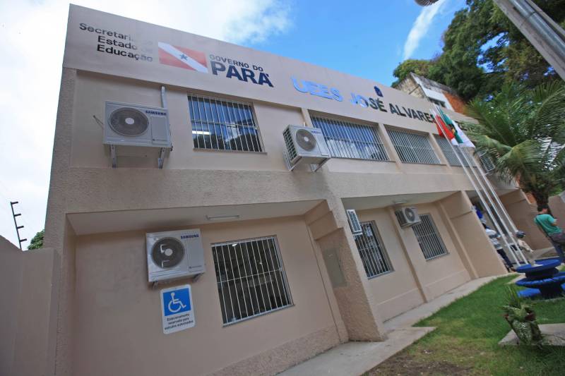 "Hoje vim para uma agenda de inauguração, mas vivi uma experiência de amor, que emana em cada ação dos alunos, professores, direção e de cada um que faz parte desta escola que se torna tão especial porque tem alma". A declaração foi feita pelo governador Simão Jatene, nesta terça, 27, durante a inauguração da obra de reforma e ampliação da Escola Álvares de Azevedo (foto), localizada no Bairro de Batista Campos, em Belém. O governador transformou a inauguração em uma grande confraternização. Passou a tarde na Escola e fez questão de cantar e dançar com os alunos, que expressaram muita gratidão pela obra. Atendendo atualmente 436 alunos, a “Álvares de Azevedo” é uma Unidade Especializada dedicada à educação de estudantes com deficiência visual, e que trabalha nos eixos da educação e da habilitação.
FOTO: MÁCIO FERREIRA / AG. PARÁ
DATA: 27.03.2018
BELÉM - PARÁ <div class='credito_fotos'>Foto: MÁCIO FERREIRA/ AG. PARÁ | <a href='/midias/2018/originais/3bec729e-63ec-4963-96c6-92075705041e.jpg' download><i class='fa-solid fa-download'></i> Download</a></div>