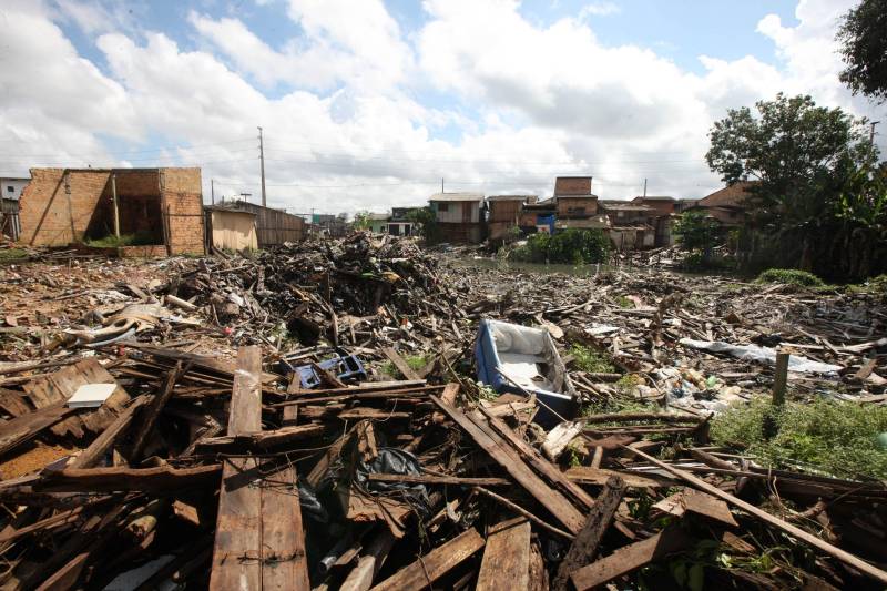 Mais de 130 benfeitorias que foram construídas de maneira irregular sobre o canal do Tucunduba foram retiradas para dar início às obras da segunda etapa do projeto de saneamento integrado da bacia do Tucunduba, que vai beneficiar 250 mil moradores dos bairros de Canudos, Guamá, Terra Firme e Marco.
FOTO: RODOLFO OLIVEIRA / AG. PARÁ
DATA: 16.05.2018
BELÉM - PARÁ <div class='credito_fotos'>Foto: Rodolfo Oliveira/Ag. Pará | <a href='/midias/2018/originais/3bef64fb-8a78-4522-a6c2-5c9723f2036c.jpg' download><i class='fa-solid fa-download'></i> Download</a></div>