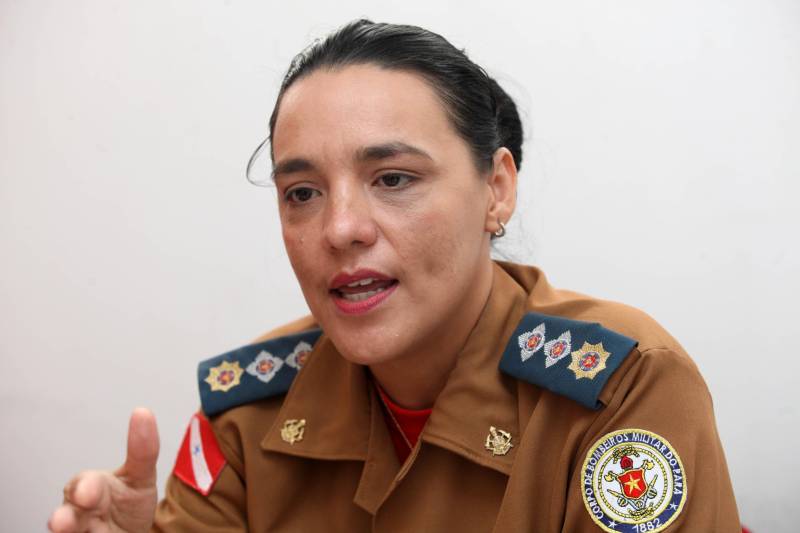 Fundado em dezembro de 2002, o 27° Grupamento de Bombeiros Militar (GBM) comemora 16 anos no próximo dia 12 de abril com uma programação que começa já nesta sexta-feira, 6, destinada a reforçar os vínculos com a comunidade. Localizado na Rodovia Transmangueirão, às proximidades do Estádio Olímpico Edgar Proença, o batalhão faz parte de um complexo integrado de segurança pública. Na foto, a major Gabriela Contente, subcomandante do 27º GBM.
FOTO: SIDNEY OLIVEIRA / AG. PARÁ
DATA: 05.04.2018
BELÉM - PARÁ <div class='credito_fotos'>Foto: Sidney Oliveira/Ag. Pará | <a href='/midias/2018/originais/3bf340b7-e8d1-4370-8570-0b26a8512125.jpg' download><i class='fa-solid fa-download'></i> Download</a></div>