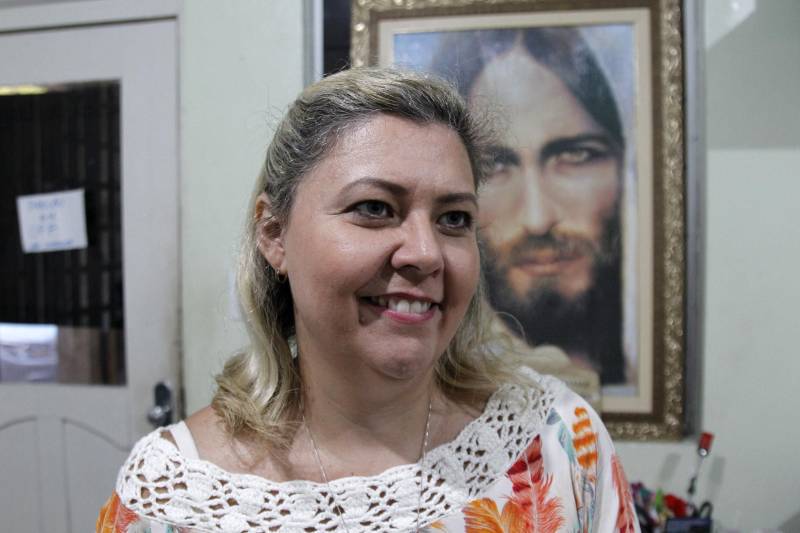 Leonardo Precioso tem 34 anos. Ele foi preso em 2008, após se envolver em um sequestro em São Paulo. Passou sete anos e 13 dias preso. Hoje é coordenador do projeto Recomeçar, do Instituto Gerando Falcões, ONG que reencaminha ex-presidiários para o mercado de trabalho. Na foto, a diretora do Centro de Recuperação Feminino de Ananindeua, Carmen Botelho.
FOTO: AKIRA ONUMA / ASCOM SUSIPE
DATA: 14.06.2018
ANANINDEUA - PARÁ <div class='credito_fotos'>Foto: Akira Onuma / Ascom Susipe | <a href='/midias/2018/originais/3bfc3850-6125-4c53-8444-518941b3a13b.jpg' download><i class='fa-solid fa-download'></i> Download</a></div>