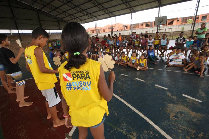 À tarde, os polos do Pro Paz nos Bairros, do Instituto de Ensino de Segurança do Pará (Iesp) e da Universidade Federal do Pará (UFPA) promoveram palestras para as crianças e seus familiares, dentro da programação alusiva ao “Dia da família no polo”, na qual famílias e alunos se reúnem para confraternizar, debater o tema e participar das apresentações de dança. "Hoje realizamos uma roda de conversa sobre abuso e exploração sexual contra crianças e adolescentes. Tanto para os pais, para que fiquem atentos aos sinais e reforcem a atenção, pois grande parte da violência ocorre dentro de casa, quanto para empoderar essas crianças, para que elas saibam diferenciar o contato com os adultos. Se ocorrer, que elas possam denunciar, que elas percebam que têm voz e apoio de profissionais que, constantemente, estão na luta da defesa dos seus direitos", disse a assistente social Joyce Cardoso, responsável pela palestra no Polo UFPA.
FOTO: CARLOS SODRÉ / AG. PARÁ
DATA: 18.05.2018
BELÉM - PARÁ <div class='credito_fotos'>Foto: Agência Pará | <a href='/midias/2018/originais/3bfcb030-d594-4887-b192-8a8b66dde1d1.jpg' download><i class='fa-solid fa-download'></i> Download</a></div>