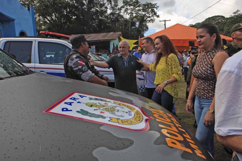 A agenda de fortalecimento das gestões municipais por meio da integração entre governo do Estado e prefeituras teve novo capítulo nesta segunda-feira (4) em Bragança, no nordeste do Pará, com a celebração de convênios que viabilizam obras e serviços nas áreas de infraestrutura e educação. A secretária extraordinária de Municípios Sustentáveis, Izabela Jatene, cumpriu agenda no município, pela manhã, ao lado de deputados federais e estaduais e autoridades locais. Na ocasião, ela entregou 16 novas viaturas para a Polícia Militar (foto), para reforçar o trabalho de segurança pública na região. A cerimônia de assinatura dos convênios ocorreu no salão paroquial da comunidade Imaculada Conceição, às margens da Rodovia PA-112. “O governo do Estado está aqui hoje para cumprir mais uma agenda que tem como objetivo garantir autonomia às gestões municipais por meio da pactuação com o Estado. Vale lembrar que isso só é possível porque o Pará tem contas equilibradas que permitem que os investimentos não parem e porque Bragança está com a situação fiscal em dia. E, claro, porque vocês pagaram seus impostos”, frisou Izabel Jatene.

FOTO: RODOLFO OLIVEIRA / AG. PARÁ
DATA: 04.06.2018
BELÉM - PARÁ <div class='credito_fotos'>Foto: Rodolfo Oliveira/Ag. Pará   |   <a href='/midias/2018/originais/3bfe932b-6bcb-4fca-a3f0-8ba4d630b834.jpg' download><i class='fa-solid fa-download'></i> Download</a></div>