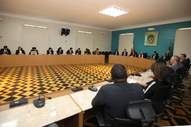 Representantes de grandes empresas chinesas (foto) estão em Belém para prospectar novos investimentos em áreas como habitação, tecnologia, energia e infraestrutura. O grupo se reuniu na manhã desta quinta-feira (7) com o governador Simão Jatene, para conhecer mais detalhes sobre as potencialidades do Estado. O encontro ocorreu no Palácio do Governo e contou com a participação do titular da Secretaria de Estado de Desenvolvimento Econômico, Mineração e Energia (Sedeme), Eduardo Leão, do secretário de Estado de Transportes, Kleber Menezes, entre outras autoridades. Entre as empresas participantes está a China Communications Construction Company (CCCC), maior empresa chinesa de infraestrutura e líder mundial no segmento; a estatal chinesa China Railways Corporation (Crec) e a China Development Bank (CDB), banco de desenvolvimento do país asiático.
FOTO: ANTÔNIO SILVA / AG. PARÁ
DATA: 07.06.2018
BELÉM - PARÁ <div class='credito_fotos'>Foto: Antônio Silva/Ag. Pará | <a href='/midias/2018/originais/3c04a6ba-10e1-4c8b-9ac1-7e487c3d8e8a.jpg' download><i class='fa-solid fa-download'></i> Download</a></div>