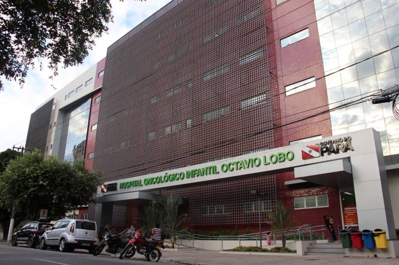 A partir de hoje (9) um novo medicamento para tratar pacientes com leucemia e alguns linfomas passará a ser utilizado no Hospital Oncológico Infantil Otávio Lobo, em Belém (PA). A novidade tem um nome complicado PEG-Asparaginase, mas promete atuar por mais tempo no organismo do paciente, reduzindo a quantidade de doses aplicadas, diminuindo também as dores e os possíveis efeitos colaterais. A nova medicação já está sendo comemorada, especialmente, porque quem espera por algum tempo pela cura da doença. Esse é o caso da filha de Francinete Macedo, que desde 2015 luta contra um câncer. Atualmente com 14 anos, a menina passa a maior parte do tempo em repouso.
FOTO: ASCOM / HOIOL
DATA: 09.03.2018
BELÉM - PARÁ <div class='credito_fotos'>Foto: ASCOM HOIOL | <a href='/midias/2018/originais/3c0aea0a-8606-4bf4-8fe0-aec3a9e09eb5.jpg' download><i class='fa-solid fa-download'></i> Download</a></div>