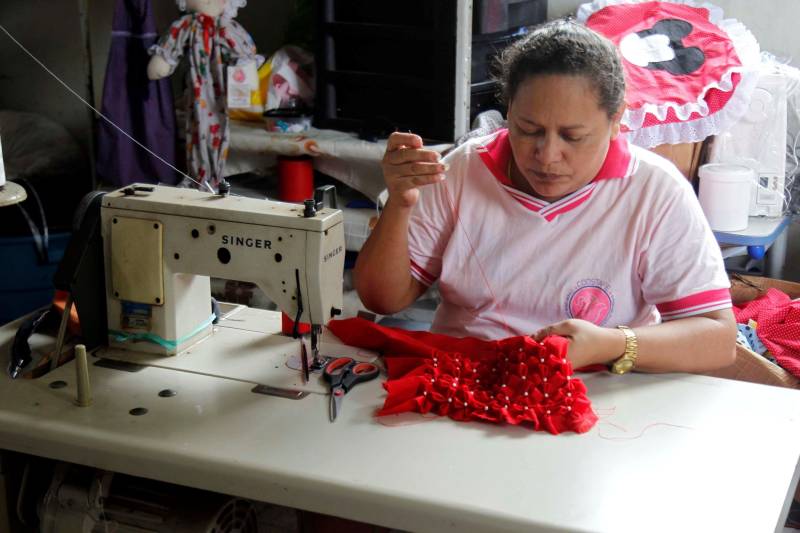 Detentas do Centro de Recuperação Feminino (CRF) de Ananindeua (na Região Metropolitana de Belém) que fazem parte da Cooperativa de Trabalho Arte Feminina Empreendedora (Coostafe), primeira cooperativa formada exclusivamente por internas do sistema penitenciário no Brasil, realizaram um curso de capacitação para produção de almofadas decorativas. A iniciativa é da Superintendência do Sistema Penitenciário do Estado (Susipe), em parceria com o Serviço Nacional de Aprendizagem Rural (Senar). Nas aulas, as participantes confeccionaram almofadas e aprenderam técnicas como entrelaçados de fita, aplicação de tecidos, captonê (pontos feitos com cordões ou fios grossos) e patchwork, conhecida como "crazy" – junção de pequenos pedaços de vários tecidos diferentes e irregulares, que são cortados e costurados em um bloco, possibilitando a utilização de restos de retalhos utilizados em outras produções pela cooperativa. Na foto, a detenta Isabel Maciel

FOTO: AKIRA ONUMA / ASCOM SUSIPE
DATA: 24.04.2018
BELÉM - PARÁ <div class='credito_fotos'>Foto: Akira Onuma / Ascom Susipe   |   <a href='/midias/2018/originais/3c0b42cf-be66-4e5a-baf5-8a0d30c07419.jpg' download><i class='fa-solid fa-download'></i> Download</a></div>