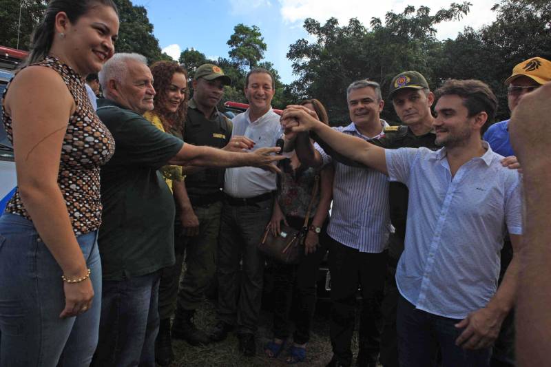 A agenda de fortalecimento das gestões municipais por meio da integração entre governo do Estado e prefeituras teve novo capítulo nesta segunda-feira (4) em Bragança, no nordeste do Pará, com a celebração de convênios que viabilizam obras e serviços nas áreas de infraestrutura e educação. A secretária extraordinária de Municípios Sustentáveis, Izabela Jatene, cumpriu agenda no município, pela manhã, ao lado de deputados federais e estaduais e autoridades locais. Na ocasião, ela entregou 16 novas viaturas para a Polícia Militar (foto), para reforçar o trabalho de segurança pública na região. A cerimônia de assinatura dos convênios ocorreu no salão paroquial da comunidade Imaculada Conceição, às margens da Rodovia PA-112. “O governo do Estado está aqui hoje para cumprir mais uma agenda que tem como objetivo garantir autonomia às gestões municipais por meio da pactuação com o Estado. Vale lembrar que isso só é possível porque o Pará tem contas equilibradas que permitem que os investimentos não parem e porque Bragança está com a situação fiscal em dia. E, claro, porque vocês pagaram seus impostos”, frisou Izabel Jatene.

FOTO: RODOLFO OLIVEIRA / AG. PARÁ
DATA: 04.06.2018
BELÉM - PARÁ <div class='credito_fotos'>Foto: Rodolfo Oliveira/Ag. Pará   |   <a href='/midias/2018/originais/3c0cd0f9-7425-426b-8759-ff3aea615dd0.jpg' download><i class='fa-solid fa-download'></i> Download</a></div>
