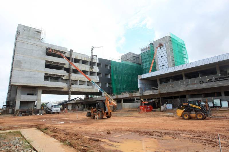 Em Castanhal, o Hospital Regional do município é outro que o Governo do Estado vai entregar até o final de 2018. Terá 179 leitos, sendo 40 de Unidades de Tratamento Intensivo - 20 adulta e 20 pediátrica; um Centro Cirúrgico com seis salas; serviços de urgência e emergência; radioterapia, quimioterapia e hemodiálise.
FOTO: SIDNEY OLIVEIRA / AG. PARÁ
DATA: 18.10.2018
CASTANHAL - PARÁ <div class='credito_fotos'>Foto: Sidney Oliveira/Ag. Pará | <a href='/midias/2018/originais/3c0e01a3-4315-4297-beb8-3e3fcf67be8c.jpg' download><i class='fa-solid fa-download'></i> Download</a></div>