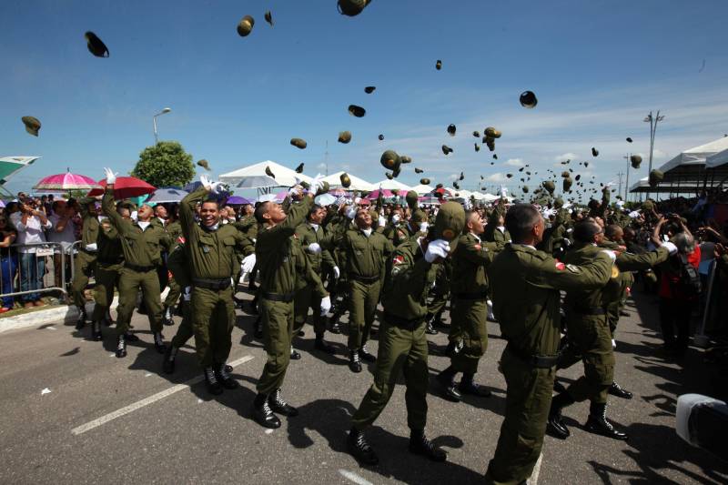 A cerimônia de formatura dos novos praças da Polícia Militar ocorreu na manhã desta segunda-feira (9), simultaneamente, em Belém e outros seis municípios paraenses: Santa Izabel, Castanhal, Barcarena, Capanema, Bragança e Tucuruí. Em Parauapebas, Marabá, Breves, Soure e Conceição do Araguaia, a formatura será celebrada na quinta-feira, dia 12. Na sexta-feira, dia 13, é a vez de Santarém, Altamira, Paragominas e Itaituba. O governador Simão Jatene presidiu a cerimônia de formatura no Portal da Amazônia, bairro da Cidade Velha, em Belém. Milhares de familiares dos formandos lotaram o espaço para entregar aos novos policiais militares seus diplomas de conclusão de curso.
FOTO: SIDNEY OLIVEIRA / AG. PARÁ
DATA: 09.07.2018
BELÉM - PARÁ <div class='credito_fotos'>Foto: Sidney Oliveira/Ag. Pará | <a href='/midias/2018/originais/3c12ca34-47c5-46e0-b06f-02fe52531449.jpg' download><i class='fa-solid fa-download'></i> Download</a></div>
