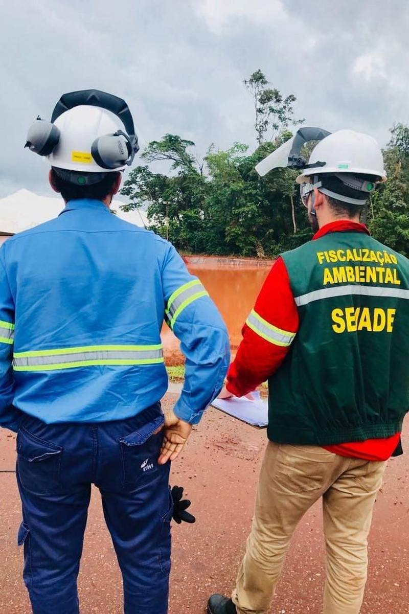 Por conta do não cumprimento do prazo de 48 horas dado pelo Governo do Estado para que a Hydro reduzisse os níveis das bacias de resíduos ao nível de pelo menos um metro, a Secretaria de Meio Ambiente e Sustentabilidade (Semas) notifica a empresa, na manhã desta terça-feira (27), com a determinação de que reduza a produção da refinaria em 50%. A Semas também triplicará a multa definida anteriormente, cumprindo a legislação ambiental em vigor, chegando a cerca de R$ 1 milhão por dia de descumprimento (300 mil Unidades de Padrão Fiscal). A empresa informou formalmente que reduziu os índices, mas não integralmente no total determinado de um metro.
FOTO: LUIZ CARLOS / SECOM
DATA: 27.02.2018
BARCARENA - PARÁ <div class='credito_fotos'>Foto: LUIZ CARLOS / SECOM | <a href='/midias/2018/originais/3c197c6e-cf84-4ccd-9861-e55bb9737ea1.jpg' download><i class='fa-solid fa-download'></i> Download</a></div>