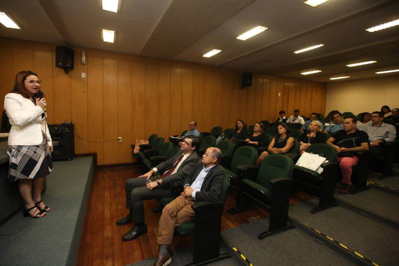 O contexto nacional, no que tange à segurança pública, é problemático, segundo José Alberto Colares, titular da pasta de planejamento estadual, na abertura do Café com Planejamento, programa mensal de formação continuada da Secretaria de Estado de Planejamento (Seplan), que vem se constituindo como referência em relação à discussão e reflexão de políticas públicas e que teve como tema de sua 50ª edição “Avaliação do impacto dos indicadores sociais nos índices de homicídios no Estado do Pará”. O assunto foi apresentado pela diretora do Núcleo de Gestão por Resultados da Secretaria de Estado de Segurança Pública e Defesa Social (Segup), Eugênia Andrade (foto).
FOTO: SIDNEY OLIVEIRA / AG. PARÁ
DATA: 04.04.2018
BELÉM - PARÁ <div class='credito_fotos'>Foto: Sidney Oliveira/Ag. Pará | <a href='/midias/2018/originais/3c23f5d2-0b40-4bd8-abc6-0bbed1eeca46.jpg' download><i class='fa-solid fa-download'></i> Download</a></div>