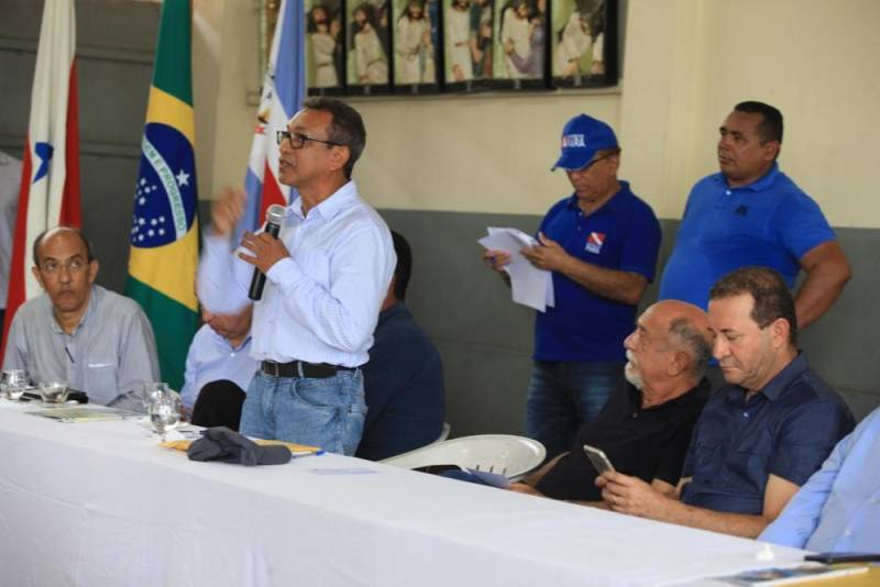 "Hoje é uma nova história, um novo tempo", assim observou o diretor-presidente do Hospital Santa Casa de Misericórdia do município de Óbidos, na região do Baixo Amazonas, a respeito do termo de fomento assinado entre o Governo do Estado, por meio da Secretaria de Saúde Pública (Sespa), e a Associação de Caridade da Santa Casa que garantirá a conclusão da reforma e ampliação da unidade de saúde, orçada em R$ 3,6 milhões. A Santa Casa de Óbidos, unidade quase centenária, fundada em 07/07/1922, é uma das referências em saúde na região formada por municípios da margem esquerda do rio Amazonas. Gerida desde 2014 por uma congregação franciscana, a Santa Casa faz parte do processo de regionalização e descentralização da saúde, que vem sendo promovida pela atual gestão em todas as regiões de integração. Na foto, o prefeito de Óbidos, Chico Alfaia (ao microfone).
FOTO: RODOLFO OLIVEIRA / AG. PARÁ
DATA: 09.03.2018
ÓBIDOS - PARÁ
<div class='credito_fotos'>Foto: Rodolfo Oliveira/Ag. Pará | <a href='/midias/2018/originais/3c2d86aa-61c8-4036-8e73-9daccfbe0fc2.jpg' download><i class='fa-solid fa-download'></i> Download</a></div>