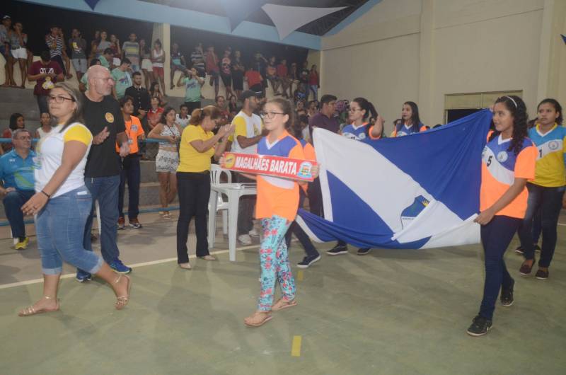 A cidade de Igarapé-Açu, no nordeste do Estado, sedia, até o próximo dia 20, a terceira etapa regional da 60ª edição dos Jogos Estudantis Paraenses (Jeps), uma ação esportivo-educacional que, ao longo de 60 anos propõe disseminar a cultura da paz e descobrir talentos esportivos. Cerca de 800 pessoas, entre atletas, professores e a comunidade participaram da cerimônia de abertura, nesta quarta-feira, 16, no ginásio Daniel Torres. Além de Igarapé-Açu, a terceira etapa também ocorre no município de Mocajuba.
FOTO: RAI PONTES / ASCOM SEDUC
DATA: 16.05.2018
IGARAPÉ-AÇU - PARÁ <div class='credito_fotos'>Foto: Rai Pontes/Ascom Seduc | <a href='/midias/2018/originais/3c34f2be-293f-4aac-b852-045165d37f4a.jpg' download><i class='fa-solid fa-download'></i> Download</a></div>