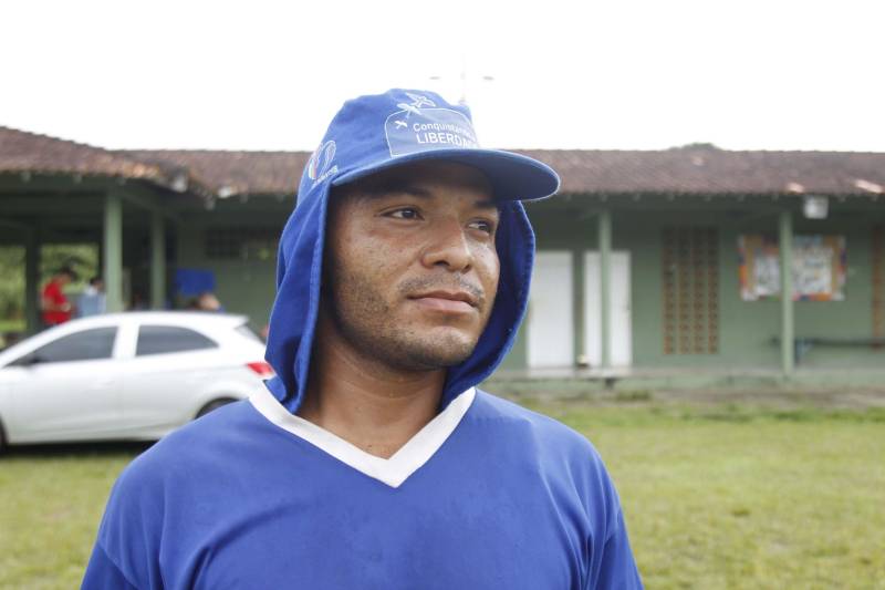 A Superintendência do Sistema Penitenciário do Estado do Pará (Susipe) e a Fundação Pro Paz realizaram, na manhã desta quinta-feira (5), uma ação do Projeto “Conquistando a Liberdade” no Instituto Bola Branca, um dos polos de integração do Pro Paz, localizado no distrito de Outeiro. No total, cinco presos do regime semiaberto, custodiados na Colônia Penal Agrícola de Santa Izabel (CPASI) trabalharam na instituição realizando serviços gerais como capina, roçagem e poda das árvores, além de pequenos reparos nos muros da instituição. O objetivo do projeto é reintegração social do preso, por meio da prestação de serviços à comunidade. Na foto, o detento Cleiton Patrick, de 26 anos.
FOTO: AKIRA ONUMA / ASCOM SUSIPE
DATA: 05.07.2018
OUTEIRO - PARÁ <div class='credito_fotos'>Foto: Akira Onuma / Ascom Susipe | <a href='/midias/2018/originais/3c45c3fc-50f5-4534-a5e1-13c04c251be5.jpg' download><i class='fa-solid fa-download'></i> Download</a></div>