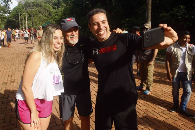 Uma reabertura feita a milhares de mãos. A fita inaugural colocada no inicio da trilha principal do Parque do Utinga foi rompida por mais de cinco mil pessoas ansiosas pelo inicio da caminhada, marcando o segundo dia da programação de reabertura do mais novo espaço paraense de lazer e interatividade com a natureza. Misturado aos populares, o governador Simão Jatene andou os quatro quilômetros que separam a entrada do parque ao seu ponto final, o Recanto da Volta.
FOTO: THIAGO GOMES / AG. PARÁ
DATA: 17.03.2018
BELÉM - PARÁ <div class='credito_fotos'>Foto: Thiago Gomes /Ag. Pará | <a href='/midias/2018/originais/3c45f4ad-5d08-45cf-b76f-55a323c27af6.jpg' download><i class='fa-solid fa-download'></i> Download</a></div>
