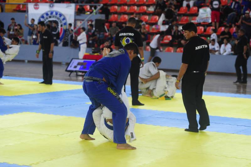 Mais de mil atletas participaram do campeonato Sul-Americano de Jiu-Jitsu Esportivo, realizado neste domingo (25), no Mangueirinho. O evento é parte do calendário da Confederação Brasileira da modalidade e valeu pontos para o ranking nacional, sendo também classificatório para o Mundial de Jiu-Jitsu de 2018.
FOTO: LEANDRO SANTANA / ASCOM SEEL
DATA: 25.03.2018
BELÉM - PARÁ <div class='credito_fotos'>Foto: LEANDRO SANTANA / ASCOM SEEL | <a href='/midias/2018/originais/3c4ed716-d9c6-4e5c-8c91-0fb651f2ea60.jpg' download><i class='fa-solid fa-download'></i> Download</a></div>