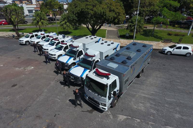 A Superintendência do Sistema Penitenciário do Estado (Susipe) renovou a frota de viaturas com a aquisição de seis caminhões-cela, quatro caminhões tipo furgão e 30 caminhonetes. Os veículos (foto) foram adquiridos por meio de parceria entre a Susipe e o Departamento Penitenciário Nacional (Depen), do Ministério da Segurança, e da Secretaria de Estado de Segurança Pública e Defesa Social (Segup). O investimento nos novos veículos é superior a R$ 2,7 milhões, sendo R$ 1.283.491,20 referentes à aquisição de 30 caminhonetes, que fazem parte da frota locada, substituída a cada dois anos, e R$ 1.449.000,00 foram destinados à compra dos seis caminhões - recursos do Fundo Penitenciário Nacional (Funpen), repassados à Susipe. A frota também passa a contar com quatro caminhões tipo furgão, doados pelo Depen.
FOTO: AKIRA ONUMA / ASCOM SUSIPE
DATA: 21.06.2018
BELÉM - PARÁ <div class='credito_fotos'>Foto: Akira Onuma / Ascom Susipe | <a href='/midias/2018/originais/3c559584-cfae-4d8e-b438-d3dd88d46779.jpg' download><i class='fa-solid fa-download'></i> Download</a></div>