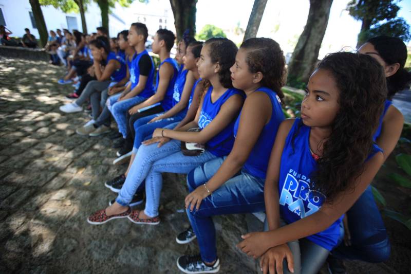 Criado em 2004, o projeto Pro Paz nos Bairros (foto) tem o objetivo de auxiliar crianças e jovens dos 8 aos 18 anos, em um período complementar à escola. O programa atende uma média de 2.500 alunos por ano em sete bairros de Belém. São oferecidas atividades de artes, esporte, cultura e lazer. Mas com a intenção de diminuir a evasão escolar, o Pro Paz oferece formas lúdicas de ensino de disciplinas tradicionais como matemática, português e história, como a palestra com o historiador na manhã desta sexta-feira. “Esse trabalho surgiu com o objetivo da prevenção. Queremos tirar esses alunos atendidos da rua, da vulnerabilidade social. Quando eles não estão na escola, eles estão com a gente, protegidos, desenvolvendo atividades e descobrindo suas potencialidades”, disse Mônica Altman, presidente do Pro Paz.
FOTO: MÁCIO FERREIRA /AG. PARÁ
DATA: 11.05.2018
BELÉM - PARÁ <div class='credito_fotos'>Foto: MÁCIO FERREIRA/ AG. PARÁ | <a href='/midias/2018/originais/3c55ecc3-a2b3-449e-9aed-79d1684627bc.jpg' download><i class='fa-solid fa-download'></i> Download</a></div>