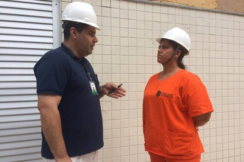 Em situações simples ou grandes desafios, colocar-se no lugar do outro pode ser o ponto de partida para tomar a melhor decisão. É essa a estratégia que a Política de Humanização do Sistema Único de Saúde (HumanizaSUS) toma como base para a assistência à saúde. Assim, para exercitar o poder de empatia e integrar os setores, o Hospital Regional do Sudeste do Pará - Dr. Geraldo Veloso (HRSP), em Marabá (PA), lançou o projeto 'Sentindo na Pele'. Na foto, a copeira Edmilsieles de Sousa no SESMT
FOTO: ASCOM HRSP
DATA: 11.05.2018
MARABÁ - PARÁ <div class='credito_fotos'>Foto: ASCOM HRSP | <a href='/midias/2018/originais/3c5c6198-81c3-4d05-b23f-32f8b996b7b0.jpg' download><i class='fa-solid fa-download'></i> Download</a></div>