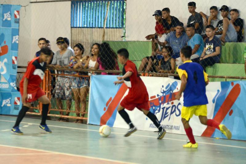 Os times de Handebol Masculino e Feminino Categoria B (alunos de 15 a 17 anos) das escolas de Vigia, no nordeste do estado, foram os primeiros campeões dos Jogos Estudantis Paraenses (Jeps) etapa Regional Vigia, que ocorre até este sábado, 5, no município. A primeira partida pelas finais, na sexta-feira, 4, foi entre as alunas-atletas da Escola Municipal Rosa Atayde do município de Augusto Corrêa e da Escola Estadual Bertoldo Nunes, de Vigia. A vitória do time da casa foi pelo placar elástico de 14x8. Emblemática, a 60ª edição dos JEPS tem forte tradição no Pará.
FOTO: FERNANDO NOBRE / ASCOM SEDUC
DATA: 05.05.2018
VIGIA - PARÁ <div class='credito_fotos'>Foto: FERNANDO NOBRE/ASCOM SEDUC | <a href='/midias/2018/originais/3c658167-22d8-4784-9aac-8fe7cf5c3a5d.jpg' download><i class='fa-solid fa-download'></i> Download</a></div>