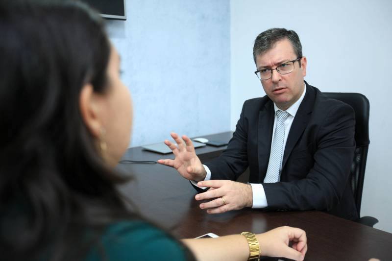 Adriano Lima (foto), diretor de operações do Instituto Nacional de Desenvolvimento Social Humano (INDSH) que também administra hospitais públicos do Estado, exalta as mudanças ocorridas nas unidades
FOTO: MÁCIO FERREIRA / AG. PARÁ
DATA: 17.02.2017
BELÉM - PARÁ <div class='credito_fotos'>Foto: MÁCIO FERREIRA/ AG. PARÁ | <a href='/midias/2018/originais/3c698600-28a1-47e5-b8d2-941d05cfcbd9.jpg' download><i class='fa-solid fa-download'></i> Download</a></div>