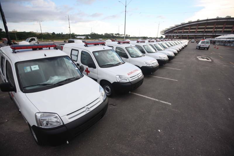 O Governo do Estado entregou, na tarde desta quinta-feira (05), 08 pick-ups e 08 SUVs e mais duas lanchas transatlânticas que irão reforçar a segurança pública nos municípios de Braganca, Capanema, Curuçá e Capanema, no nordeste do Estado e Parauapebas e Marabá na região Sudeste e Breves, no Marajó. O governo também entregou 50 ambulâncias que irão fortalecer a saúde básica nestes municípios. Os equipamentos (foto) foram adquiridos através de recursos provenientes de emendas parlamentares do deputado Wladimir Costa. O evento contou com a presença do governador Simão Jatene, do secretário de Segurança e Defesa Social, Luis Fernandes, do secretário de Saúde Pública Vitor Matheus , prefeitos e outros representantes dos municípios. As viaturas foram repassadas aos municípios dentro do Plano de Ações Imediatas em Segurança Pública que foi elaborado em fevereiro deste ano e que tem , entre outras ações , o reforço das guardas municipais.
FOTO: THIAGO GOMES / AG. PARÁ
DATA: 04.07.2018
BELÉM - PARÁ <div class='credito_fotos'>Foto: Thiago Gomes /Ag. Pará | <a href='/midias/2018/originais/3c6b85ad-14d1-40ca-a2eb-110578f24fc4.jpg' download><i class='fa-solid fa-download'></i> Download</a></div>