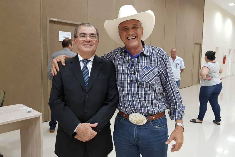 A criação de um patrulhamento rural, com a missão de oferecer mais segurança no campo, é uma das ações que serão postas em prática pelo governo do Estado no Sul e Sudeste do Pará, em atendimento a uma das demandas apresentadas por representantes dos sindicatos de produtores rurais e prefeitos da região, em reunião realizada na tarde de quarta-feira (28), no Carajás Centro de Convenções, em Marabá. O encontro resultou da intermediação do Centro Regional de Governo do Sudeste do Pará com a Secretaria de Estado de Segurança Pública e Defesa Social, em parceria com a Associação dos Municípios do Araguaia, Tocantins e Carajás (Amat). Os produtores puderam expor demandas para os secretários de Segurança Pública e Defesa Social, Luiz Fernandes (foto), e Regional de Governo, Jorge Bittencourt. O comandante Regional de Policiamento em Marabá, coronel Mauro Sérgio, e o delegado-geral de Polícia Civil, Rilmar Firmino também participaram da reunião.
FOTO: KÉLIA SANTOS / ASCOM CRGSP
DATA: 29.03.2018
MARABÁ - PARÁ <div class='credito_fotos'>Foto: KÉLIA SANTOS / ASCOM CRGSP | <a href='/midias/2018/originais/3c6ef4eb-e52e-4b38-9bb4-43f1228d4a61.jpg' download><i class='fa-solid fa-download'></i> Download</a></div>