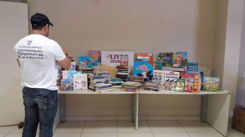 O projeto Livro Solidário, coordenado pela Imprensa Oficial do Estado (IOE), recebeu nesta quinta-feira, 27, um acervo de cerca de 500 livros (foto) do projeto social A Liga do Bem, formada por um grupo de amigos cujo objetivo é somar para um mundo mais humano e solidário, como eles se apresentam nas redes sociais.

FOTO: ASCOM / IOE
DATA: 27.12.2018
BELÉM - PARÁ <div class='credito_fotos'>Foto: ASCOM IOE   |   <a href='/midias/2018/originais/3c79a29f-f3d4-4c79-9290-632c9f009abe.jpg' download><i class='fa-solid fa-download'></i> Download</a></div>