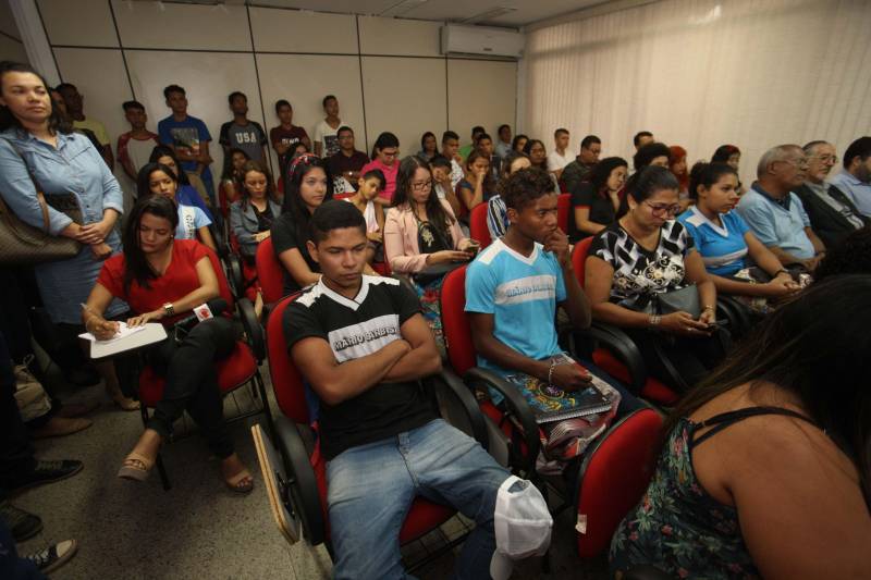 Após seis meses de captação, contabilização e estudos de dados obtidos de diversas instituições do Estado e do país, a Fundação Amazônia de Amparo a Estudos e Pesquisas (Fapespa) lançou, nesta quarta-feira (4), o “Perfil da Juventude Paraense 2018”, estudo que tem por principal objetivo, disponibilizar um conjunto de informações que identifica a juventude do Pará, visando contribuir para a manutenção de uma agenda que dará tratamento especial aos jovens do Estado. “Lançamos um documento inédito que contempla diversas faces da juventude paraense, desde onde ela está, quantos são, quais suas dificuldades e até mesmo quais seus sonhos. Podemos descobrir, entre outros dados, que 26% da população do Pará é de jovens entre 15 e 29 anos, sendo que destes, 22% (o equivalente a 521 mil), estão sem estudar e sem trabalhar, o que pode fazer com que se envolvam com a criminalidade”, explicou Eduardo Costa, presidente da Fapespa.
FOTO: CARLOS SODRÉ / AG. PARÁ
DATA: 04.04.2018
BELÉM - PARÁ <div class='credito_fotos'>Foto: Carlos Sodré/Agência Pará | <a href='/midias/2018/originais/3c7b80c0-1776-4e17-900d-da642cce3477.jpg' download><i class='fa-solid fa-download'></i> Download</a></div>