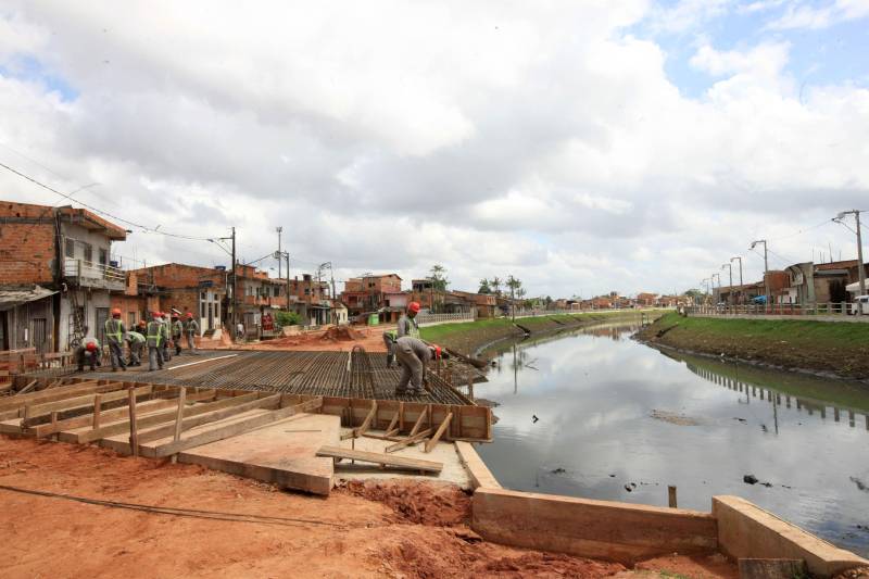 Onde antes havia lama e mato, foram abertas e pavimentadas duas grandes avenidas com cerca de 800 metros de extensão, nas duas margens do canal. A obra incluiu o alargamento do canal – com a drenagem, dragagem e limpeza –, instalação de tubulação de esgoto, construção de calçadas, ciclo faixas, muretas de proteção e ainda três pontes de concreto e uma passarela metálica. “No momento as equipes estão trabalhando na construção das novas pontes do Caraparu (foto) e da Brasília, que vão substituir as velhas pontes de madeira.
FOTO: RODOLFO OLIVEIRA / AG. PARÁ
DATA: 09.03.2018
BELÉM - PARÁ <div class='credito_fotos'>Foto: Thiago Gomes /Ag. Pará | <a href='/midias/2018/originais/3c81354b-7b85-4eee-9722-6725ee1e2760.jpg' download><i class='fa-solid fa-download'></i> Download</a></div>