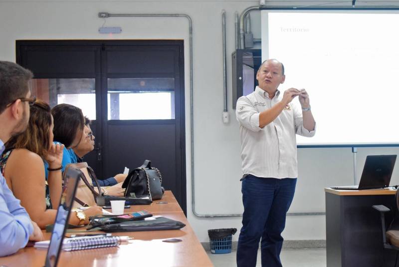 A Secretaria de Ciência, Tecnologia e Educação Profissional e Tecnológica (Sectet) realizou, na manhã desta nesta sexta-feira (21), mais uma edição dos “Diálogos da Inovação”. O tema abordado, desta vez, foi "Governança territorial e desenvolvimento local".  O evento ocorreu no Espaço Empreendedor do Parque de Ciência e Tecnologia Guamá (PCT Guamá). Na foto, o professor Mários Vasconcellos, que falou sobre governança territorial.

FOTO: ASCOM / SECTET
DATA: 20.12.2018
BELÉM - PARÁ <div class='credito_fotos'>Foto: Ascom Sectet   |   <a href='/midias/2018/originais/3c8ce8bd-fc30-41bd-b1bd-4fa9c42cda88.jpg' download><i class='fa-solid fa-download'></i> Download</a></div>