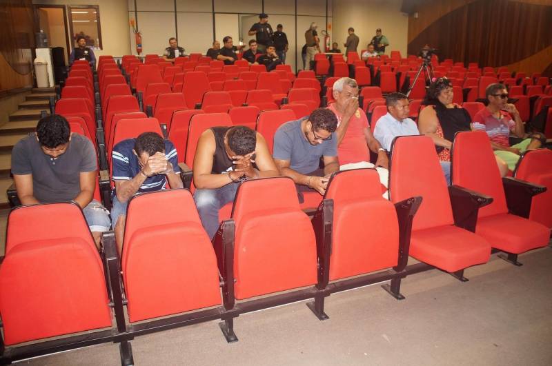 A Polícia Civil deflagrou nesta quinta-feira (26), na capital e no interior do Estado, uma operação específica para cumprir mandados judiciais de prisão de pessoas envolvidas em crimes de violência doméstica e familiar contra a mulher e de violência sexual contra criança e adolescente. Denominada de Xeque-Mate/DAV, a operação é coordenada pela Diretoria de Atendimento a Grupos Vulneráveis (DAV), em parceria com as diretorias de Polícia Metropolitana e de Polícia do Interior. Foram efetuadas 37 prisões até o início da tarde - 11 na capital e 26 no interior. A operação foi iniciada por volta de 6 h, de forma simultânea na Região Metropolitana de Belém e nas demais regiões do Pará. Na RMB as ordens de prisão foram cumpridas por policiais civis da Divisão Especializada no Atendimento à Mulher (Deam), da Divisão de Atendimento ao Adolescente (Data) e das duas Delegacias Especializadas no Atendimento à Criança e Adolescente (Deacas) de Belém, além de seccionais e delegacias. Na foto, acusados detidos.
FOTO: ASCOM / POLÍCIA CIVIL
DATA: 26.04.2018
BELÉM - PARÁ <div class='credito_fotos'>Foto: Ascom / Polícia Civil | <a href='/midias/2018/originais/3c8d4183-3f9f-4489-8f99-f0b58dfbf89b.jpg' download><i class='fa-solid fa-download'></i> Download</a></div>