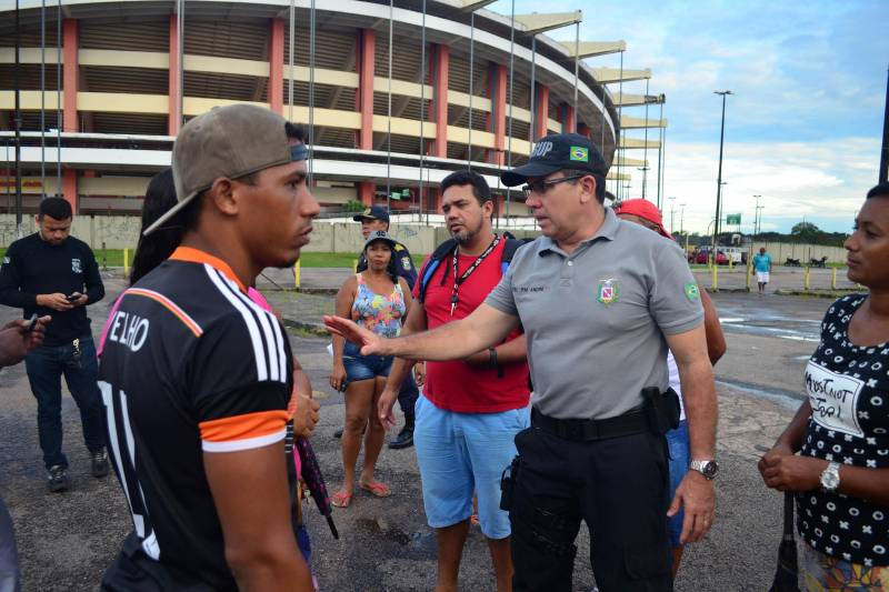 Associação dos Ambulantes da área Interna e Externa do Mangueirão que estiveram reunidos com representantes dos órgãos da Secretaria de Estado de Segurança Pública e Defesa Social (Segup) para avaliar as medidas realizadas durante a Operação Mangueirão e fazer os ajustes necessários. O encontro ocorreu nesta quinta-feira, 5, no Estádio Olímpico do Pará. Na foto, o secretário adjunto de Gestão Operacional da Segup, coronel André Cunha.
FOTO: ELIELSON MODESTO / ASCOM SEGUP
DATA: 05.04.2018
BELÉM - PARÁ <div class='credito_fotos'>Foto: Elielson Modesto / Ascom Segup | <a href='/midias/2018/originais/3c8f3be5-8376-4529-9bb7-80d8d21c1bd5.jpg' download><i class='fa-solid fa-download'></i> Download</a></div>