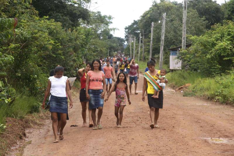 Entre os dias 4 e 8 de abril, o Governo do Estado do Pará, por meio da Fundação Pro Paz, levou serviços de saúde e cidadania para comunidades indígenas e quilombolas em Cachoeira Porteira, no Baixo Amazonas. A ação foi realizada em parceria com os Ministérios Públicos Federal e do Estado, Defensoria Pública do Estado, Prefeitura de Oriximiná, Instituto Chico Mendes de Conservação da Biodiversidade (ICMBio) e o cartório de Oriximiná.
FOTO: RODOLFO OLIVEIRA / AG. PARÁ
DATA: 09.04.2017
CACHOEIRA PORTEIRA - PARÁ <div class='credito_fotos'>Foto: Rodolfo Oliveira/Ag. Pará | <a href='/midias/2018/originais/3c99f6f3-bf19-4ed4-85c7-fecbf8714050.jpg' download><i class='fa-solid fa-download'></i> Download</a></div>