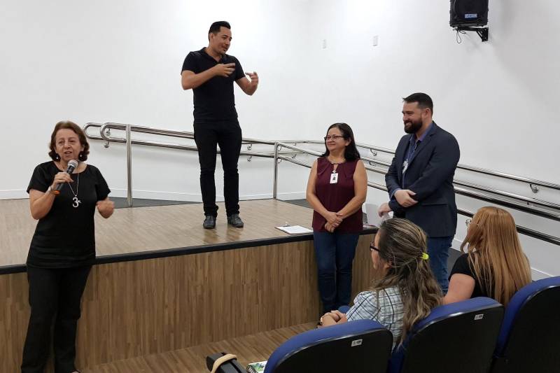 A gestora do Núcleo de Articulação e Cidadania (NAC), a assistente social Meive Piacesi (foto), concorda com a opinião de José Neto ao afirmar que a  aula de Libras é uma importante ferramenta para o acolhimento permanente do usuário, visto que ele deverá retornar diversas vezes durante seu tratamento e, isso, envolve os familiares também. 

FOTO: ASCOM CIIR
DATA: 17.05.2018
BELÉM - PARÁ <div class='credito_fotos'>Foto: ASCOM CIIR   |   <a href='/midias/2018/originais/3ca0d7b7-9a8d-4092-b9f8-67f31c0c40a3.jpg' download><i class='fa-solid fa-download'></i> Download</a></div>