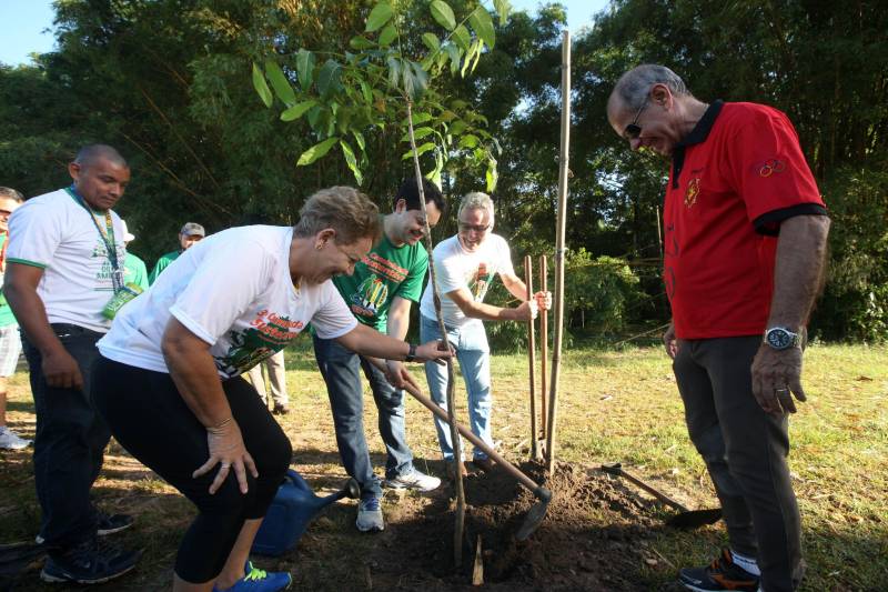 “Foi uma semana produtiva, de muito trabalho, de interação com a sociedade, e culminou com a caminhada sustentável (foto), que por sua vez foi extremamente bem-sucedida para mostrarmos que sustentabilidade também envolve saúde”. As palavras do titular da Secretaria de Estado de Meio Ambiente e Sustentabilidade (Semas), Thales Belo, encerraram uma programação vasta do Governo do Pará em alusão à Semana Mundial do Meio Ambiente. Na foto, Cláudia Moura (Seel), Thales Belo (Semas) e Jeannot Jansen plantam uma árvore.

FOTO: SIDNEY OLIVEIRA / AG. PARÁ
DATA: 09.06.2018
BELÉM - PARÁ <div class='credito_fotos'>Foto: Sidney Oliveira/Ag. Pará   |   <a href='/midias/2018/originais/3ca514b3-6d77-435a-ab1a-0814c8cd91f9.jpg' download><i class='fa-solid fa-download'></i> Download</a></div>