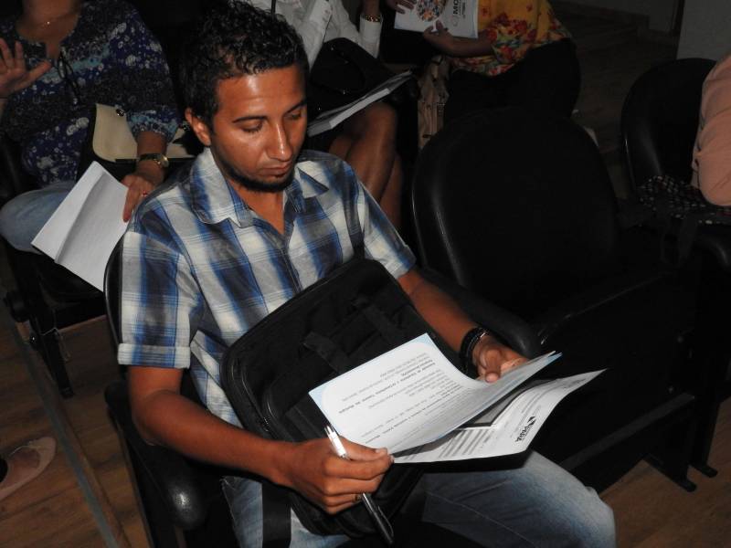 O município de Castanhal, na Região Metropolitana de Belém (RMB), recebeu nesta terça-feira (20) o Movimento pela Valorização do Estatuto da Criança e do Adolescente (Mover), que promove uma capacitação destinada a elaborar com órgãos do Executivo, Legislativo e Judiciário, além de representantes da sociedade civil, conselheiros tutelares e demais membros da rede de garantia de direitos da criança e adolescentes, ações e estratégias para o fortalecimento dos direitos de menores de 18 anos. O encontro será realizado até a próxima quinta-feira (22), das 09 às 17 h, no auditório da URE 8 (Unidade Regional de Educação).
FOTO: CARLOS SODRÉ / AG. PARÁ
DATA: 19.02.2018
CASTANHAL - PARÁ <div class='credito_fotos'>Foto: CARLOS SODRÉ / AG. PARÁ | <a href='/midias/2018/originais/3ca85557-c37b-4d4d-9743-1e066401c351.jpg' download><i class='fa-solid fa-download'></i> Download</a></div>