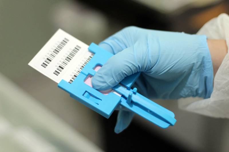 A coleta de material genético para a formação de um banco nacional de dados, afim de desvendar crimes cometidos por condenados da Justiça em todo o país, esta sendo possível através de uma parceria formada entre a Superintendência do Sistema Penitenciário do Estado do Pará (Susipe) e o Centro de Perícia Científica (CPC) Renato Chaves, que ontem (11), concluíram a primeira etapa da coleta de material biológico dos presos custodiados na Central de Triagem Metropolitana II (CTM II), localizada em Ananindeua.

FOTO: VELOSO JÚNIOR / ASCOM SUSIPE
DATA: 12.12.2018
BELÉM - PÁRÁ <div class='credito_fotos'>Foto: Veloso Junior / Ascom Susipe   |   <a href='/midias/2018/originais/3cb1f75c-ec1d-4fd6-9d71-6e8370bc02f9.jpg' download><i class='fa-solid fa-download'></i> Download</a></div>