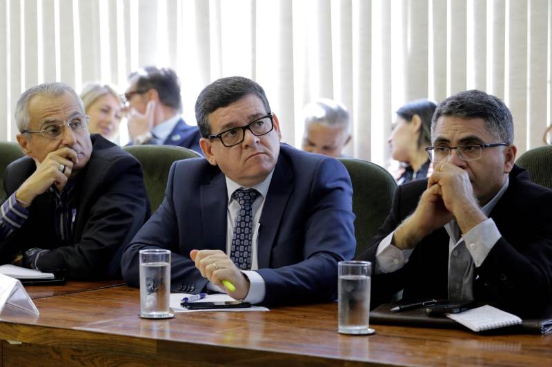 O estado do Pará tem agora um representante no CocoaAction Brasil, uma iniciativa para estimular a produção e aumentar a exportação de cacau. O titular da Secretaria de Desenvolvimento Agropecuária e da Pesca do Pará (Sedap), João Carlos Ramos (c), participou nesta terça-feira, 5, no Ministério da Agricultura, em Brasília, da reunião que definiu os representantes brasileiros na iniciativa. Fernando Reis, engenheiro agrônomo da Sedap, acompanhou o secretário.

FOTO: DIVULGAÇÃO
DATA: 05.06.2018
BRASÍLIA - DF <div class='credito_fotos'>Foto: Divulgação   |   <a href='/midias/2018/originais/3cbdfe21-39dc-4f50-9bbe-493379390bbc.jpg' download><i class='fa-solid fa-download'></i> Download</a></div>