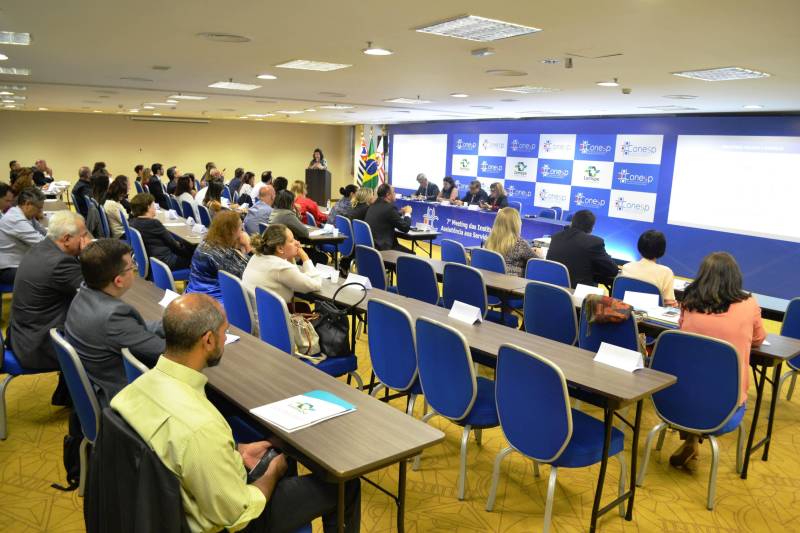 O Instituto de Assistência dos Servidores do Estado do Pará (Iasep) está reeleito para o biênio 2019-2020 na vice-presidência do Conselho Nacional de Entidades de Saúde dos Servidores Públicos (Conessp). O Conselho concentra os interesses comuns dos órgãos de assistência médica, em estados e municípios, e busca aprimorar a excelência dos serviços oferecidos aos servidores públicos, através do intercâmbio de experiências e geração de conhecimento. E durante o 7º Meeting das Instituições de Assistência aos Servidores Públicos (foto), realizado nos dias 29 e 30 de novembro, um dos temas debatidos foi a criação de uma Rede Nacional de Urgência e Emergência. O diretor executivo do Conessp, João Romitelli, apresentou o projeto desenvolvido por uma comissão especial que envolveu representantes dos planos de assistência  da Bahia (Planserv), Mato Grosso do Sul (Cassems), Goiás (Ipasgo) e São Paulo (Iamspe).

FOTO: ETTIENE ANGELIN / ASCOM IASEP
DATA: 29.11.2018
SÃO PAULO - SP <div class='credito_fotos'>Foto: ETTIENE ANGELIM  / ASCOM IASEP   |   <a href='/midias/2018/originais/3cc09cec-2694-4923-aa1e-f8390200d48c.jpg' download><i class='fa-solid fa-download'></i> Download</a></div>