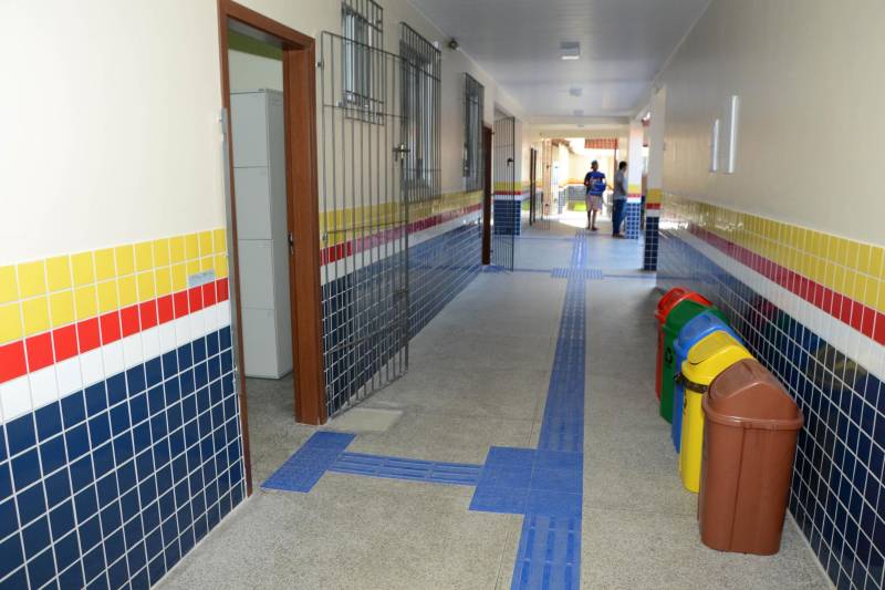 A Secretaria de Estado de Educação (Seduc) entrega as obras de mais duas escolas na Região Metropolitana de Belém. Na manhã desta quarta-feira (13) será inaugurada a Escola de Ensino Fundamental e Médio Professora Consuelo Coelho de Souza (foto), em Ananindeua, e na sexta-feira (15) a população receberá a Escola de Ensino Fundamental e Médio Jorge Lopes Raposo, no Distrito de Icoaraci. Com um investimento total de R$ 7,5 milhões, oriundos do financiamento obtido pelo Estado no Banco Interamericano de Desenvolvimento (BID), as obras de reforma e ampliação dos dois estabelecimentos de ensino beneficiam 2.482 alunos, e integram um pacote de quase 100 projetos do Programa de Melhoria da Qualidade e Expansão da Educação Básica,  executado pela Seduc no contexto do Pacto pela Educação.

FOTO: FERNANDO NOBRE / ASCOM SEDUC
DATA: 12.06.2018
BELÉM - PARÁ <div class='credito_fotos'>Foto: FERNANDO NOBRE/ASCOM SEDUC   |   <a href='/midias/2018/originais/3cc0b835-dacd-4bd2-b90e-e2a866ed20f5.jpg' download><i class='fa-solid fa-download'></i> Download</a></div>