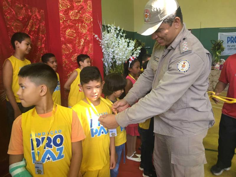 A parceria entre a comunidade da Terra Firme, em Belém, e a Unidade Integrada Pro Paz (UIPP) do bairro foi celebrada com muita festa na manhã desta segunda-feira (17), dia que a unidade completa 7 anos de existência. Desde 2011, quando foi inaugurada, a unidade tem sido referência no trabalho de policiamento comunitário e atividades de prevenção à violência e, por isso, o aniversário contou com homenagens, apresentações artísticas dos alunos e da comunidade e um clima de confraternização de final de ano. Na foto, o Capitão Ezaú do Corpo de Bombeiros Militar do Pará.

FOTO: ASCOM PROPAZ
DATA: 17.12.2018
BELÉM - PARÁ <div class='credito_fotos'>Foto: ASCOM PRO PAZ   |   <a href='/midias/2018/originais/3cc8fe5f-746c-4cab-a9e6-47bbaab1c86a.jpg' download><i class='fa-solid fa-download'></i> Download</a></div>