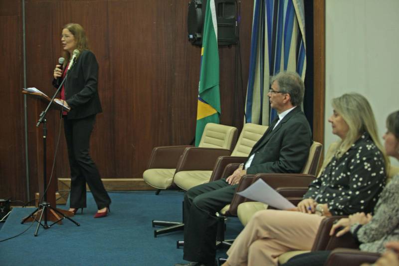 Foi realizada hoje (14/06) a cerimônia de posse da presidência do Tribunal Administrativo de Recursos Fazendários (TARF) para o biênio 2018/2020,  no auditório da Secretaria da Fazenda, Sefa, em Belém. O Tribunal é o órgão colegiado responsável pela solução de litígios entre a Fazenda Pública do Pará e os contribuintes de tributos estaduais, em segunda instância. Assumiu a presidência do TARF a auditora fiscal de receitas estaduais Roseli de Assunção Naves (foto), que já atuou como conselheira no TARF e deixa a  Diretoria de Tributação da Sefa para assumir a nova função. Em seu discurso, ela agradeceu a indicação e pediu o apoio dos servidores para assumir o novo desafio,visando aprimorar as ações do contencioso fiscal. O secretário da Fazenda, Nilo Noronha, foi representado pela subsecretária de administração tributária, Rute Tostes, que presidiu a cerimônia. Ela destacou que a composição paritária do Tribunal, onde atuam servidores do Fisco e dos contribuintes, concorre para a justiça fiscal. “É inegável que na composição do TARF estão profissionais empenhados e capacitados”, disse ela.

FOTO: MÁCIO FERREIRA / AG. PARÁ
DATA: 14.06.2018
BELÉM - PARÁ <div class='credito_fotos'>Foto: MÁCIO FERREIRA/ AG. PARÁ   |   <a href='/midias/2018/originais/3cc90418-9b76-4307-9025-0c1a775ee5c7.jpg' download><i class='fa-solid fa-download'></i> Download</a></div>