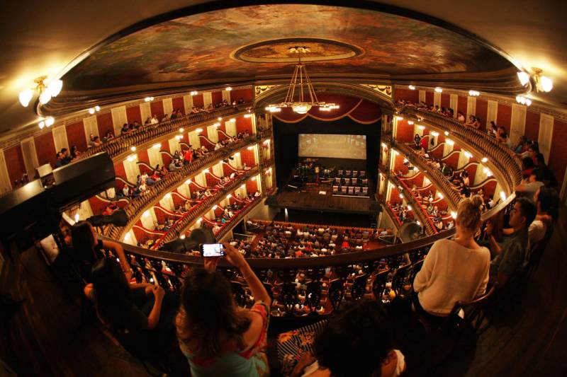 Os sons tradicionais de ritmos da Amazônia se misturaram com arranjos jazzísticos na noite de quinta-feira (15), no concerto “Celebrando o Theatro da Paz e Waldemar Henrique”, realizado pela Amazônia Jazz Band para comemorar os 140 anos do teatro e os 113 anos do maestro paraense, um dos mais importantes do país. Com a regência do maestro Nelson Neves, a noite teve uma convidada especial que encantou a plateia com seu tom de voz, a cantora Simone Almeida. O evento foi uma realização do Governo do Estado do Pará, por meio da Secretaria de Estado de Cultura (Secult) e da Academia Paraense de Música (APM). Para começar o espetáculo, “Foi Boto, Sinhá”, composição de Waldeco - como é carinhosamente chamado o regente e compositor - com arranjo de Tynnoko Costa, já arrebatou o público: sons de pássaros, barulhos de folhagens em movimento, de água. Um pouco da floresta era possível ouvir, de forma instrumental, em excelente execução dos músicos da big band. Logo depois, uma composição norte-americana deu o tom da noite de gala. Com sonoridade marcante, “The Phat Pack”, de Gordon Goodwin, mostrou como o jazz clássico pode combinar com a sonoridade da nossa região.
FOTO: CARLOS SODRÉ / AG PARÁ
DATA: 16.02.2018
BELÉM - PARÁ <div class='credito_fotos'>Foto: CARLOS SODRÉ / AG. PARÁ | <a href='/midias/2018/originais/3cc96271-e6dd-4270-9541-d4dc13c191a0.jpg' download><i class='fa-solid fa-download'></i> Download</a></div>