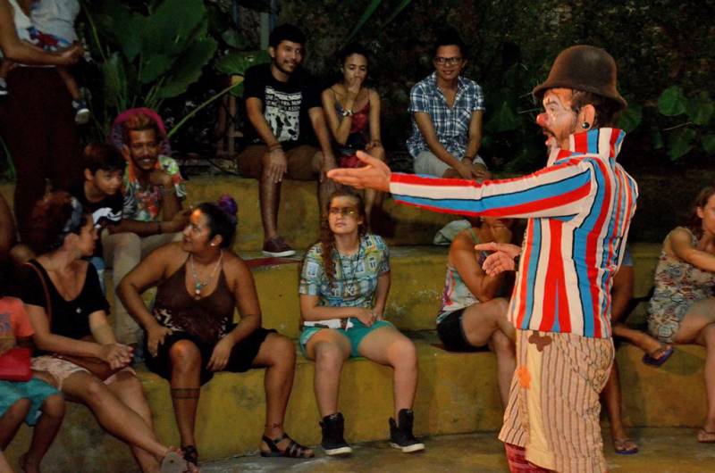 O espetáculo de rua adaptado ao teatro de Yure Lee, contemplado no Edital Pauta Livre da Fundação Cultural do Pará (FCP), será apresentado no palco do teatro Margarida Schivasappa, do Centur, nesta quinta-feira, 29, a partir das 19 horas. A montagem é centrada na história de um simples palhaço que toma a decisão de montar um circo sozinho. Não demora muito para ele sentir na pele a dificuldade de apresentar todos os números sem ajuda de outros artistas. “Irei fazer todos os números sozinho durante todo o espetáculo, mas contarei com a colaboração do público”, afirma. O artista adianta que a apresentação tem diversos números cômicos que utilizam várias técnicas de circo, como perna de pau, diabolô, claves e spining. Ele também revela que números como o rola-rola, monociclo e acrobacias estarão presentes. “O público pode esperar muita interação e alternância de risco e gargalhada, algo bem tradicional do circo. A expectativa é muito grande para a apresentação”, comenta.
FOTO: ASCOM / FCP
DATA: 28.03.2018
BELÉM - PARÁ <div class='credito_fotos'>Foto: ASCOM FCP | <a href='/midias/2018/originais/3ccb7bba-d9ce-4a3d-9789-16d4ec144840.jpg' download><i class='fa-solid fa-download'></i> Download</a></div>